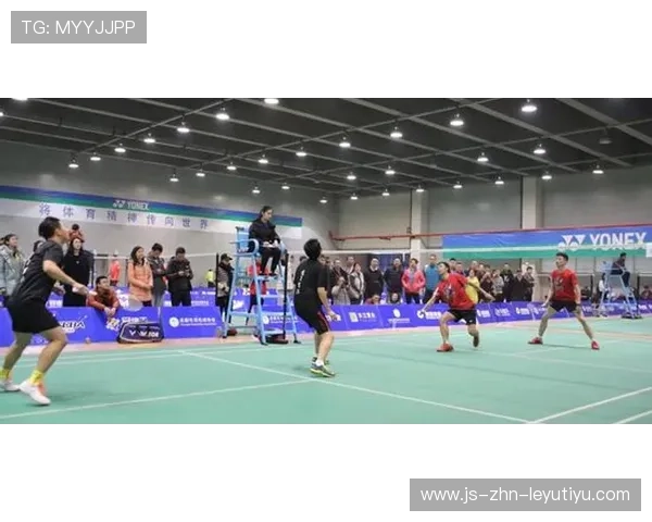 “简阳文体中心羽毛球赛：明星选手争夺冠军，速度与技巧完美结合”