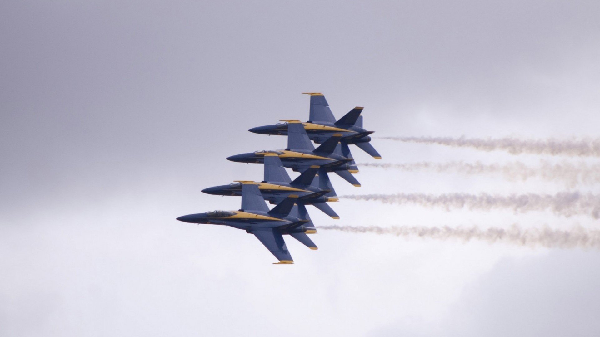 水球比赛摩纳哥女队配合默契，摩纳哥球迷